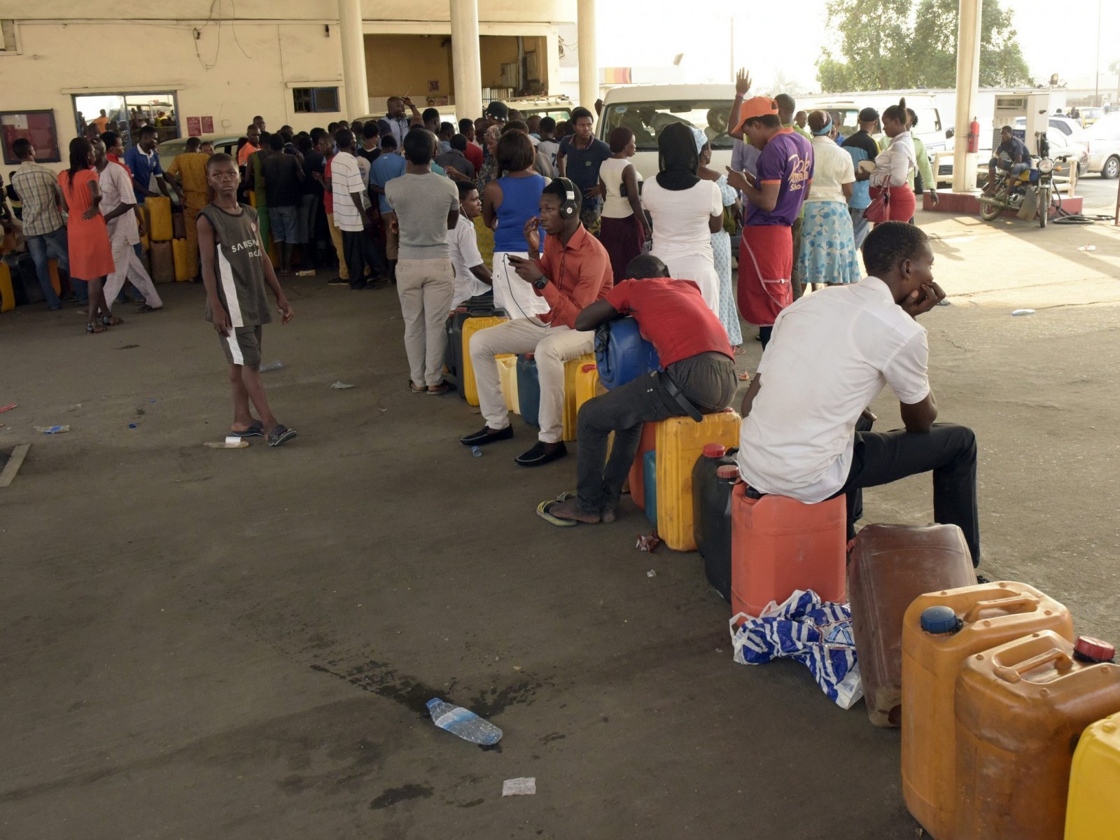 Fuel Sells at N180/litre As Scarcity Hits Lagos, Abuja, NNPC Cuts Supplies